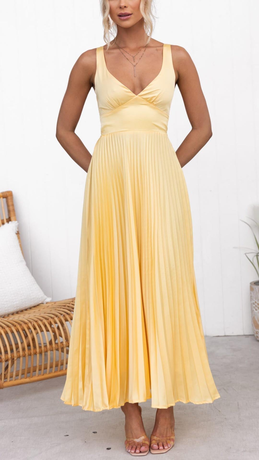 Eline | Elegant long dress with V-neck and pleated skirt